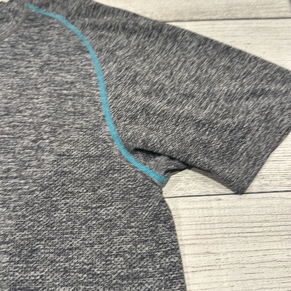 🍋Mens original Vent Tech tee with 3 bar sizing PTP approx 19”🍋 - Picture 4 of 13